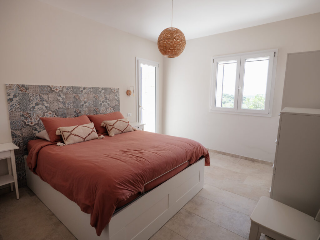 Chambre avec un lit double